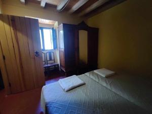 a bedroom with a bed with two towels on it at Costas Guests in Sardoal +27 photos