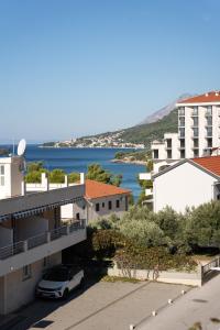 a car parked in a parking lot next to a building at Apartmani Roić in Gradac