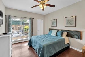 a bedroom with a bed and a ceiling fan at LSU Tiger Den in Baton Rouge