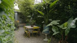 a garden with a table and chairs and plants at Retiro Park Industrial House in Madrid