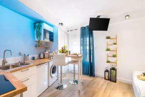 a kitchen with a sink and a table in a room at Night Express - Parking Gratuit Lyon Sud in Saint-Genis-Laval