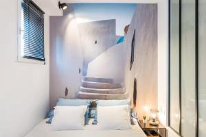 a bedroom with a bed with a painting on the wall at Night Express - Parking Gratuit Lyon Sud in Saint-Genis-Laval
