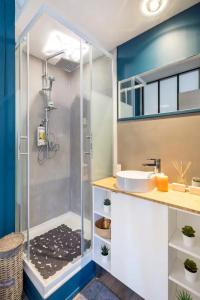 a bathroom with a shower and a sink at Night Express - Parking Gratuit Lyon Sud in Saint-Genis-Laval