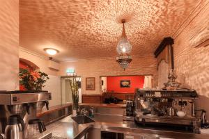 Η κουζίνα ή μικρή κουζίνα στο Hotel Aviv Dresden