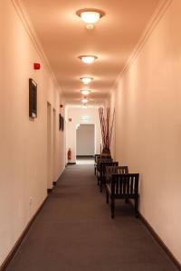 a corridor with benches in a hallway at Hotel Aviv Dresden in Dresden