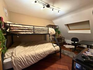 a bedroom with a bunk bed and a desk at Cosy Duplex pour 4 personnes à Soignies in Soignies