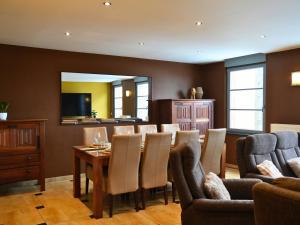 a dining room with a table and chairs at Cosy Duplex pour 4 personnes à Soignies in Soignies