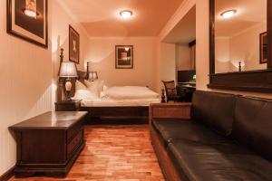 A bed or beds in a room at Hotel Aviv Dresden