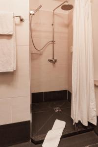 A bathroom at Hotel Aviv Dresden