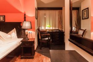 A bed or beds in a room at Hotel Aviv Dresden