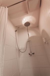 A bathroom at Hotel Aviv Dresden