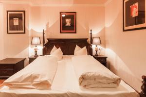 A bed or beds in a room at Hotel Aviv Dresden