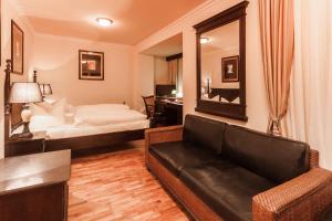 A bed or beds in a room at Hotel Aviv Dresden