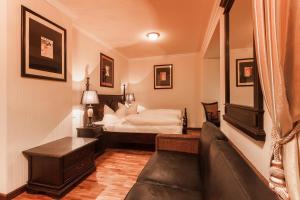 A bed or beds in a room at Hotel Aviv Dresden