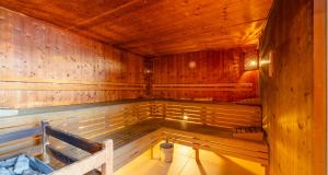 eine leere Holzsauna mit einer Bank darin in der Unterkunft PLAZA INN Wels in Wels