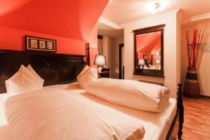 A bed or beds in a room at Hotel Aviv Dresden