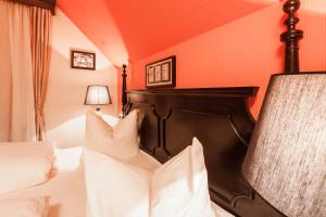A bed or beds in a room at Hotel Aviv Dresden