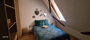 a small bedroom with a bed and a sink at Duplex Centre - Le Marché in Obernai