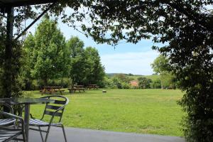 a group of picnic tables in a field at Agrimar 2 in Rignano Flaminio