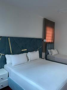 ein Schlafzimmer mit zwei Betten und einem Fenster in der Unterkunft Crystal in Tangier + 9 Fotos