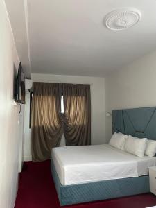 ein Schlafzimmer mit einem weißen Bett und einem Fenster in der Unterkunft Crystal in Tangier