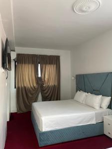 ein Schlafzimmer mit einem Bett und einem Fenster in der Unterkunft Crystal in Tangier