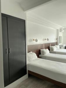 ein Schlafzimmer mit zwei Betten und einer Glasschiebetür in der Unterkunft Crystal in Tangier