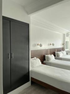 ein Schlafzimmer mit zwei Betten und einer Glasschiebetür in der Unterkunft Crystal in Tangier