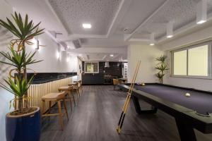a billiard room with a pool table and a bar at Nas Nuvens em Itaparica in Vila Velha