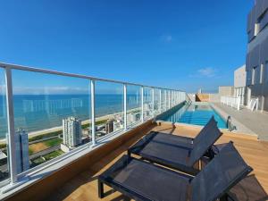 a balcony with a view of the ocean on a building at Nas Nuvens em Itaparica in Vila Velha