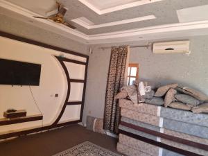 a room with a couch and a flat screen tv at ramadan in Tombouctou