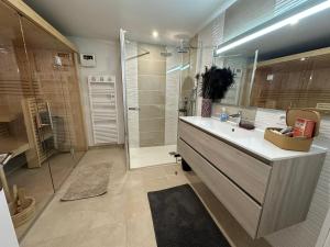 a bathroom with a sink and a shower at Chambre-Studio et SAUNA indépendants in Annecy