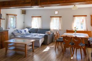 a living room with a couch and a table at Winzerhaus Löscherannerl in Kogl