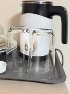 a blender sitting on top of a counter at Zimmer mit Balkon im Stuttgart Flughafen Messe in Ostfildern