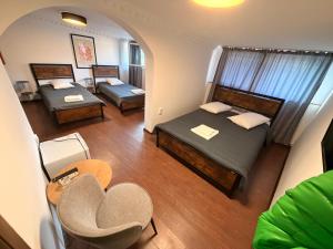 an overhead view of a room with two beds and a table at Pensiunea Luisa in Craiova