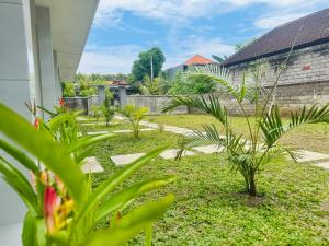 a garden with some plants in a yard at Umah Anami in Jimbaran