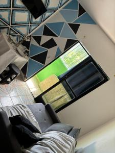 a living room with a couch and a window at Condo Flat Solar de Aquários in Cabo Frio