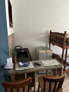 a desk with a computer and two chairs in a room at Condo Flat Solar de Aquários in Cabo Frio