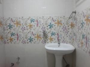 Bilik mandi di Hotel Holiday Era Opposite Railway Station +72 gambar