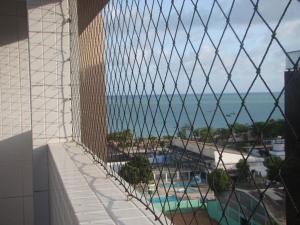 vistas al océano desde el balcón de un edificio en Apartamento Ametista 6, en Maceió