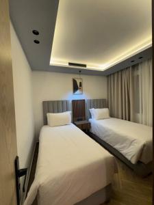 a room with two beds in a room at Centrico 10 Confort & Luxe au Centre in Tangier