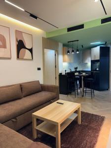 a living room with a couch and a table at Centrico 10 Confort & Luxe au Centre in Tangier