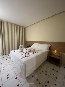 a bedroom with a bed with roses on the floor at Fiesta Park Hotel in Jacobina +14 photos