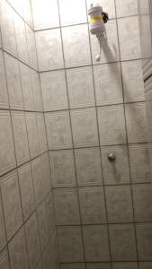 a bathroom with a white tiled ceiling with a light at Condo Flat Solar de Aquários in Cabo Frio +17 photos