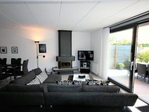 a living room with a couch and a fireplace at Park Brekkense Wiel 058 in Lemmer