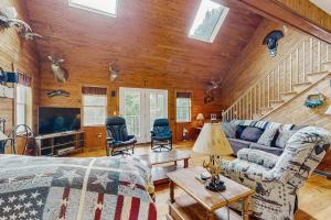 a living room with a couch and a table at Chez Normand in Jefferson