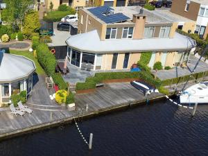 an aerial view of a house on the water at Park De Markol Leeuwerik 12 in Lemmer