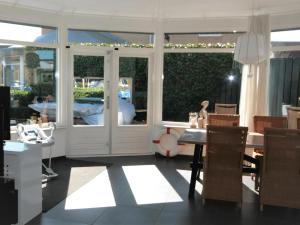 a dining room with a table and some chairs at Park De Markol Leeuwerik 12 in Lemmer +11 photos