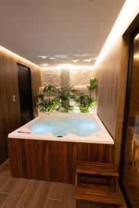 a jacuzzi tub with an indoor garden in a room at Zi One Luxury Hotel in Pereira