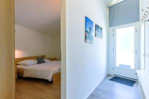a bedroom with a bed and a window at Aquaronde 093 in Lemmer
